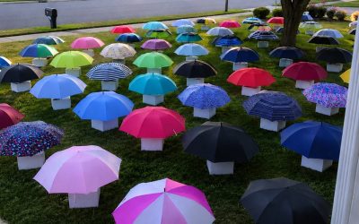 Mon fils a prêté son parapluie à une inconnue enceinte sous la pluie – le lendemain matin, 47 parapluies sont apparus sur notre pelouse, chacun avec une boîte numérotée qui m'a glacé le sang.
