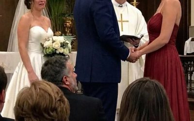 Le père de mon fils m'a abandonnée à l'autel pour ma demoiselle d'honneur — un an plus tard, sa mère s'est présentée à ma porte et m'a dit : « Si tu ne viens pas avec moi maintenant, tu le regretteras demain. »