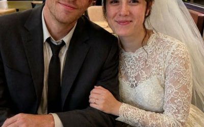 J'ai refusé la demande en mariage d'un millionnaire pour épouser mon meilleur ami fauché – mais le jour de notre mariage, alors que nous mangions des hamburgers, mon mari a sorti quelque chose de sa poche et m'a dit : « Chérie, il y a quelque chose que tu ignores à mon sujet. »