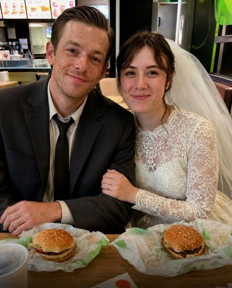 J'ai refusé la demande en mariage d'un millionnaire pour épouser mon meilleur ami fauché – mais le jour de notre mariage, alors que nous mangions des hamburgers, mon mari a sorti quelque chose de sa poche et m'a dit : « Chérie, il y a quelque chose que tu ignores à mon sujet. »