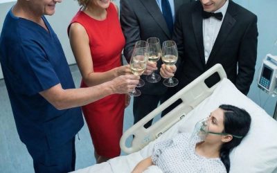 Une femme enceinte meurt en couches. Les beaux-parents et la maîtresse célèbrent la nouvelle jusqu'à ce que le médecin annonce la nouvelle avec douceur.