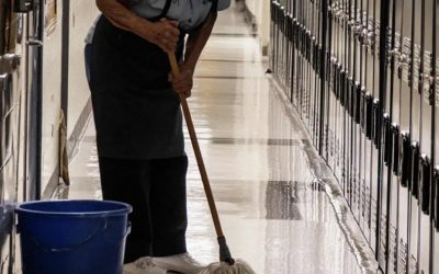 Une fille s'est cachée dans les toilettes pour pleurer, alors j'ai laissé quelque chose dans son casier – Une semaine plus tard, j'ai regardé à l'intérieur et j'ai dû me ressaisir